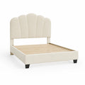 Letto matrimoniale in tessuto beige con struttura in legno