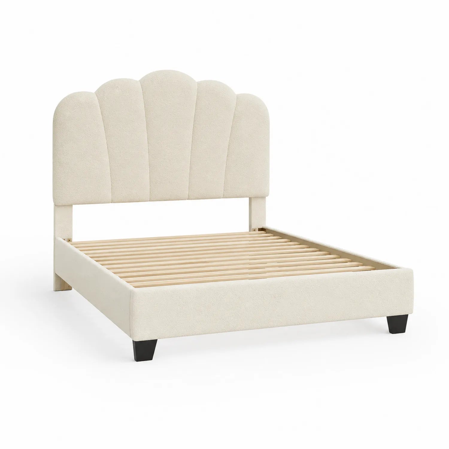 Letto matrimoniale in tessuto beige con struttura in legno